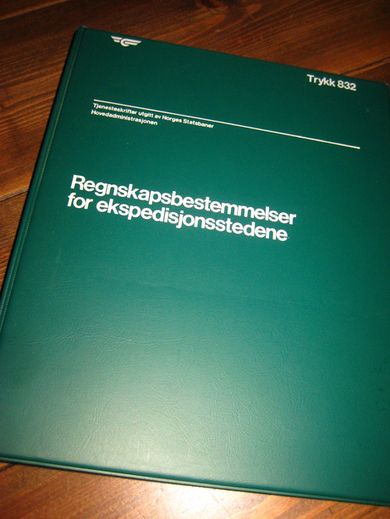 Stor, pen ringperm med innhold: REGNESKAPSBESTEMMELSER FOR EKSPEDISJONSSTEDENE. Trykk 832, 1980.