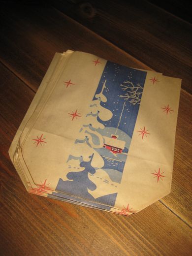 Lot med papirposer med julemotiv på begge sider, fra gammel krambod, ca 18*24 cm stor, 10 stk, 50-60 tallet.