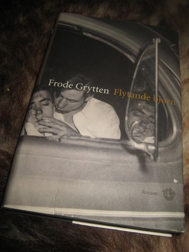 GRYTTEN, FRODE: FLYTANDE BJØRN. 2005.