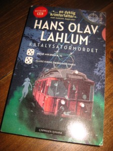 LAHLUM, HANS OLAV: KATALYSATORMORDET. 2014.