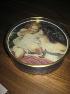 Pen kakeboks med motiv Ca 21 cm i diameter 7 cm høg
