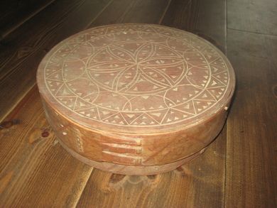 Gammel, dekorert tine fra slutten på 1800 tallet, ca 30 cm i diameter.