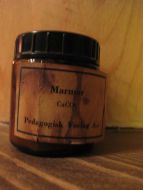 Flaske fra Pedagogisk Forlag Marmor med innhold 70 tallet