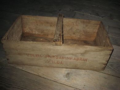 Trekasse med hank merka VOLDA MARGARINFABRIK VOLDA Ca 54*28 cm stor ca 18 cm høg 50 tallet