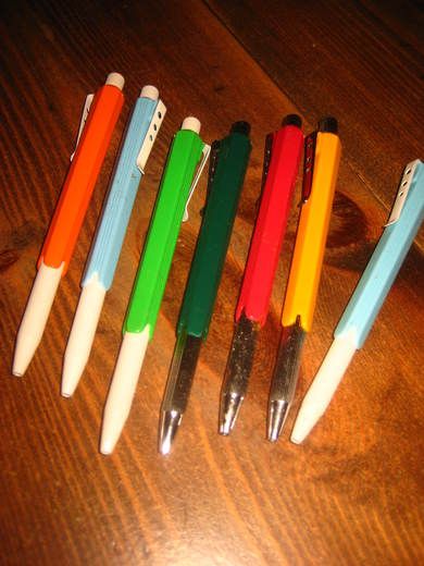 Lott med penner fra 80-90 tallet selges under ett Dette er pakke nr 4