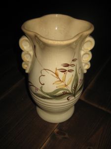 Gammel vase fra KK. Ca 22 cm høg, litt krakelering, men hel og fin. Gammel. 