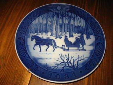 Pynteplatte fra ROYAL COPENHAGEN 1984 med veggoppheng BJELDDEKLANG