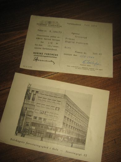 Kvitering på betalt polise i NORSKE FORENDE LIVSFORSIKRINGSSELSKAP med bilde av selskapets forretningsgård på baksida Juli 1949