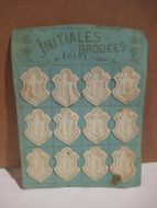 Gammelt brett med broderte initialer U 20-30 tallet