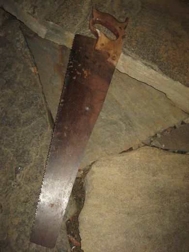 Gammel sag med trehandtak ca 66 cm lang