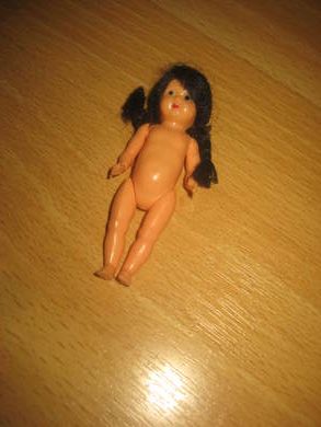 Lita pen dokke fra Italia 60 tallet Ca 8 cm høg