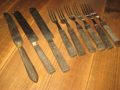 Lott med gamle gafler og kniver Selges under ett