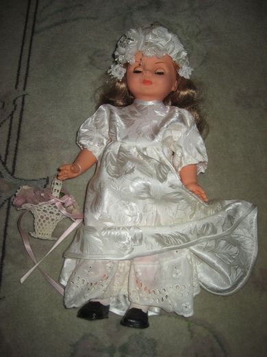 Strøken dokke som det ikke er leika med ca 40 cm høg fra 1975