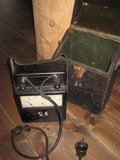 Gammelt voltmeter ? I egen original eske 30-40 tallet