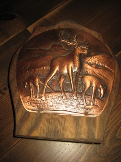 Nøkkel kasse med kobberdekor ca 22 cm høg Skal henge på vegg 60 - 70 tallet