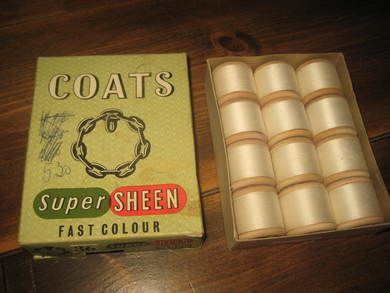 Eske med ubrukt innhold COATS SUPER SHEEN 12 ubrukte trådsneller i tre Selges med innhold 80 tallet