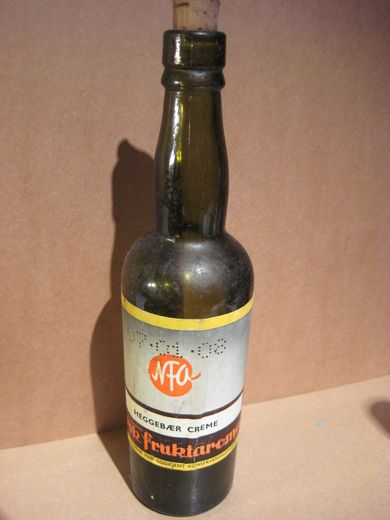Flaske uten innhold, HEGGEBÆR CREME, fra Norsk Fruktaroma, 1955.