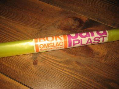 Rull BOKOMSLAG med selvklebende etikett 80-90 tallet Dette er rull nr A5 Gul