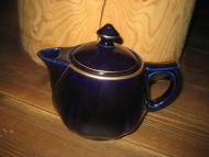 Pen kanne gammel merka under med bladkrans og SP