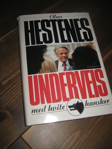 HESTENES: UNDERVEIS med hvite hansker. 1992.