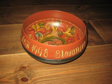 Rosemala skål fra 1998 mala av Kari Velta ca 19 cm i diameter