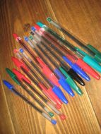 Stor lot med penner fra 80 tallet