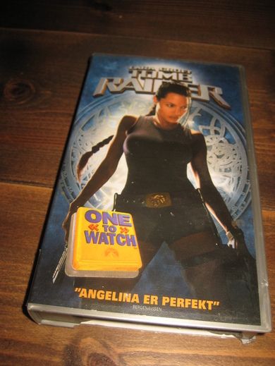 TOMB RAIDER 2001 15 ÅR 96 MIN