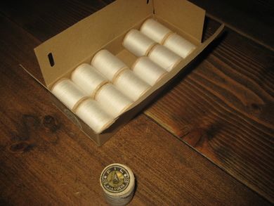 Eske med 10 stk ubrukte tresneller med tråd fra gammelt skomakeri på 50 - 60 tallet