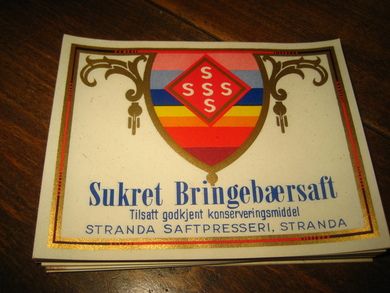 Etikett,  SUKRET BRINGEBÆRSAFT, fra Stranda Saftpresseri, 60-70 tallet. Lag din egen saft, og bruk en dekorati etikett. 