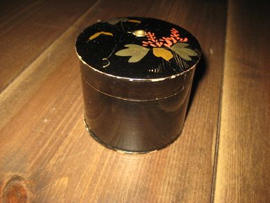 Eske i tre med lokk ca 8 cm i diameter
