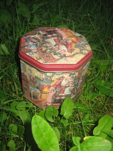 Pen boks med julemotiv 8 kanta Ca 12 cm høg