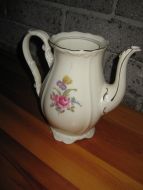 Pen kaffekanne fra tidlegere tider mangler lokk men likevel en pen ting som kan brukes til så mangt Dekorasjon med blomster?