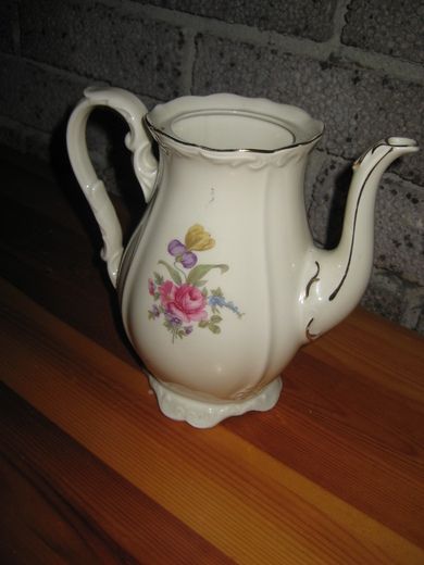 Pen kaffekanne fra tidlegere tider mangler lokk men likevel en pen ting som kan brukes til så mangt Dekorasjon med blomster?