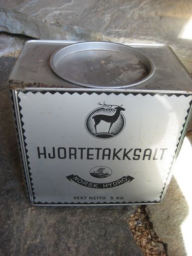 Pen boks fra NORSK HYDRO HJORTETAKKSALT 50 - 60 tallet Ca 21*14 cm stor 20 cm høg