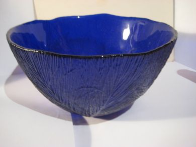 Skål i blått bladdekor på utsida 70 tallet