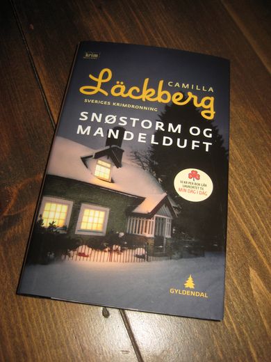 Lackeberg, CAMILLA: SNØSTORM OG MANDELDUFT. 2010.
