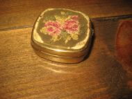 Pen gammel boks med lokk ca 3*3 cm stor