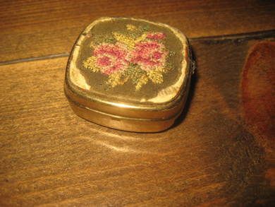 Pen gammel boks med lokk ca 3*3 cm stor