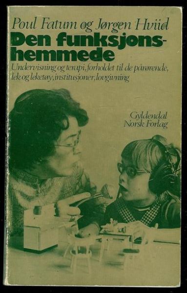 Fatum Paul / Hviid Jørgen: Den funksjonshemmede Undervisning og terapi forholdet til de pårørende lek og leketøy institusjoner lovgivning 1972