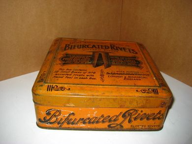 Blikkboks fra eldre dager BIFURCATED RIVETS 40-50 tallet