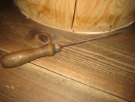 Gammel fil med trehandtak ca 24 cm lang