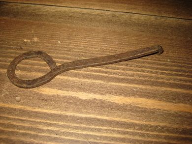 Redskap laga av gammelt flatstål 13 cm langt