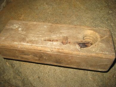 Er dette en høvel? Gammel det er den i alle fall ca 18 cm lang