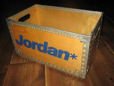 Meget pen eske i tre merka JORDAN ca 39*22 cm stor 22 cm høg