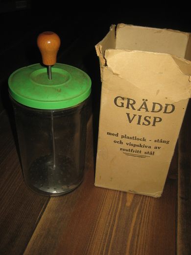 Eske med innhold GRADD VISP med plastlokk 40-50 tallet
