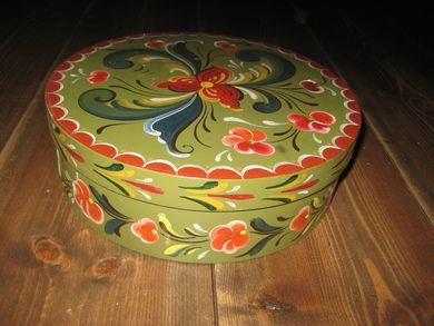 Meget pen rosemåla kurv med lokk ca 25 cm i diameter datert 1975