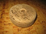 Gammel rund flytekork brukt ved garnfiske i gamle dager ca 7 cm i diameter Pen til dekorasjon i sjøbuer etc