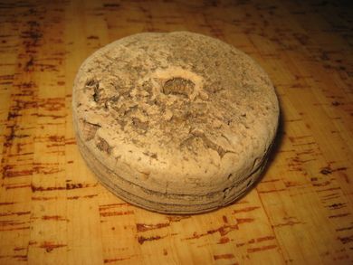 Gammel rund flytekork brukt ved garnfiske i gamle dager ca 7 cm i diameter Pen til dekorasjon i sjøbuer etc