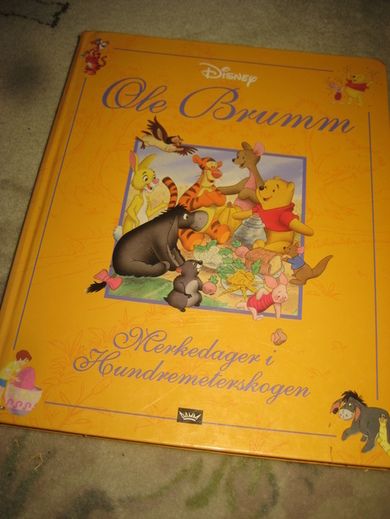 Ole Brumm. Merkedager i Hundremetersskogen. 2003.