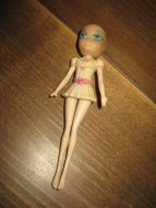 Eldre dokke noe for din samling? Ca 12 cm høg hardplast med gummihode